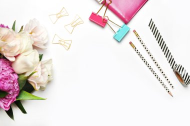  kadının masa üstü.