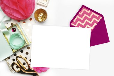 Düz yatıyordu. Düğün arka plan. Mock-up fotoğraf veya metin yer senin iş için. Kadın masaüstü, şablon kartı. Defter altın polka. Beyaz arka plan ile bir davetiye zarf