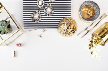 Altın ve Siyah. Başlık web sitesi veya Hero web sitesi, Mockup ürün görünümü tablo altın aksesuarlar. Düz yatıyordu. Çalışma alanı. Arka plan maketi