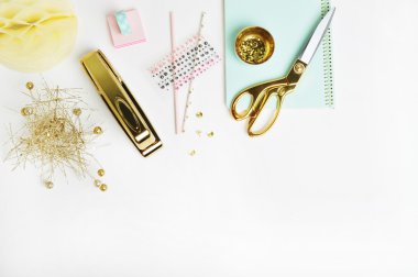 Düz yatıyordu. Mock-up ürün görünümü tablo altın aksesuarları. Kırtasiye malzemeleri. Glamour tarzı. Altın zımba. Polka altın. Başlık Web sitesi veya kahraman Web sitesi. Çalışma alanı. Ev ofis