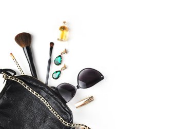 Beyaz masa üstünde kadın çanta