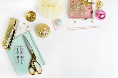 Düz yatıyordu. Mock-up ürün görünümü tablo altın aksesuarları. Kırtasiye malzemeleri. Glamour tarzı. Altın zımba. Polka altın. Başlık Web sitesi veya kahraman Web sitesi. Çalışma alanı. Ev ofis