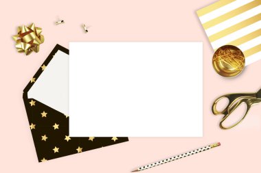 Modern arka plan. Mock-up fotoğraf veya metin yer senin iş için. Kadın masaüstü, şablon kartı. Başlık Web sitesi veya kahraman Web sitesi. Düz yatıyordu. Boş açık zarf