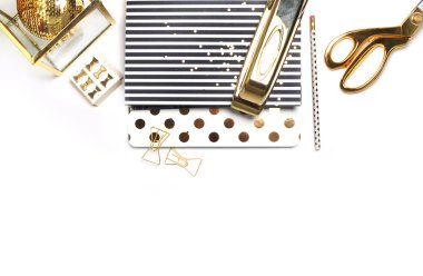 Beyaz arka plan. Başlık web sitesi veya Kahraman web sitesi, Mockup ürün görünümü masa altın aksesuarları. Kırtasiye malzemeleri. Cazibe tarzı. Altın zımba. Düz yatıyordu