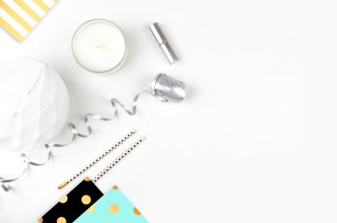 Zarflar, mum, kağıt topu