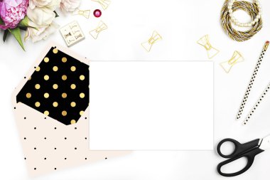Kadın masaüstü, şablon kartı, alay için fotoğraf veya metni koy senin iş. Peonies ve altın ileti örneği. Altın Polka. Başlık Web sitesi ya da kahraman Web sitesi