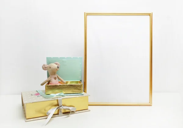 Altın çerçeve mock-up ve oyuncaklar.fare, altın ve nane kitap Yer iş ile beyaz duvar — Stok fotoğraf