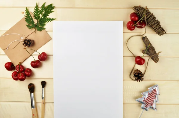Tablo ile beyaz kağıt, kiraz, kordon — Stok fotoğraf