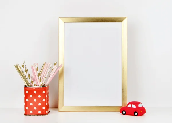 Quadro, lápis e brinquedo do carro — Fotografia de Stock