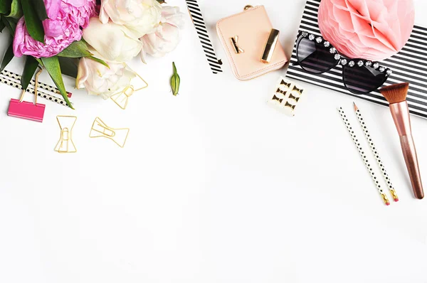 Flat lay. Flower on the table. Fashion items. Table view. Mock-up background. Peonies — Stock Photo, Image