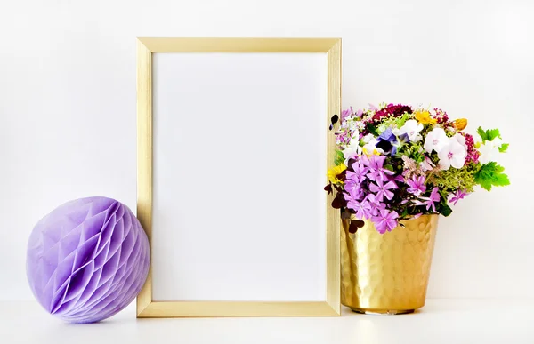 Resim çerçevesi ve çiçekler — Stok fotoğraf