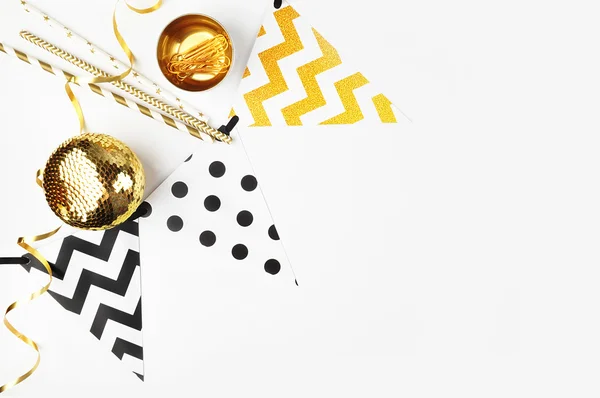Mockup parti arka plan. Altın dekorasyon. Festival bayrakları, polka ve chevron desenleri