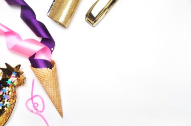 Başlık sitesi veya kahraman sitesi. Bayan aksesuarları, ananas, zımba ve çanta. Beyaz arka plan maketi. Üst te. Masa yukarı. Düz yatıyordu. Parti arka planı