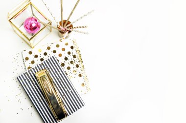 Altın kırtasiye, not defterleri, kalemleri