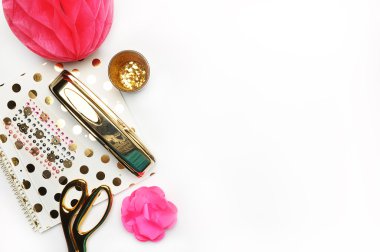 Beyaz masa üzerinde düz yatıyordu, altın Kırtasiye