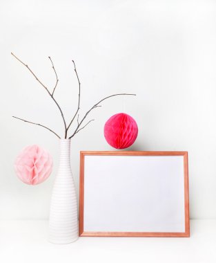 Çerçeve mock up, Şablon poster, yer çalışması. Duvara çerçeve. Düğün tabelasını taklit edin.