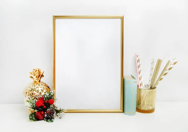 Gouden ananas, gouden picture frame met decoraties. — Stockfoto