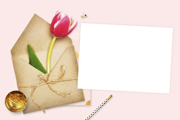 Kraft envelope with flower and pink background — Stock Photo, Image
