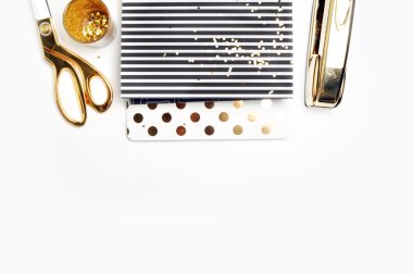 Kadın masaüstü. Başlık web sitesi veya kahraman Web sitesi, Mockup ürün görünümü tablo altın aksesuarları. Kırtasiye malzemeleri. glamour tarzı. Altın zımba