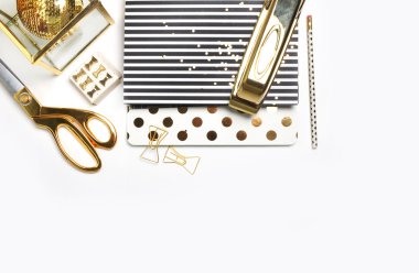 Beyaz arka plan. Başlık web sitesi veya Kahraman web sitesi, Mockup ürün görünümü masa altın aksesuarları. Kırtasiye malzemeleri. Cazibe tarzı. Altın zımba. Düz yatıyordu