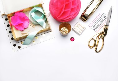 Düz yatıyordu. Kırtasiye altın. Arka plan ladalga. Site için kahraman ve üstbilgi