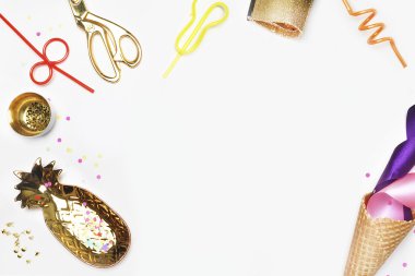 Başlık Web sitesi veya kahraman Web sitesi. Koni, kokteyller, konfeti borular. Parti arka plan mock-up. Çilek, renkli bant ile pasta. Parti accessories.golden madde ile beyaz arka plan. 