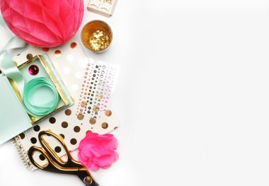 Düz yatıyordu, beyaz masa, dizüstü bilgisayar ve zımba, kadın tarzı, masaüstü modern altın kırtasiye. Arka plan maketi. Cazibe tarzı, çalışma alanı. Düğün geçmişi. Altın polka noktaları.