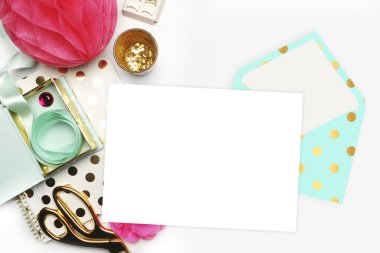 Düz yatıyordu. Düğün arka plan. Mock-up fotoğraf veya metin yer senin iş için. Kadın masaüstü, şablon kartı. Defter altın polka. Beyaz arka plan ile bir davetiye zarf