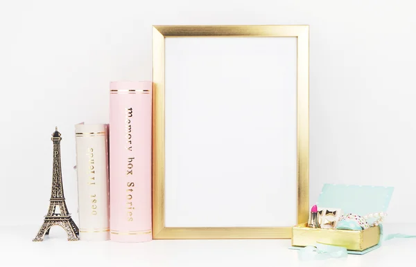 Süslemeleri ile altın resim çerçevesi. Fotoğraf veya metin için alay Eserini yerleştirin, baskı sanatı, eski tarzı, beyaz arka plan,, pastel renkli kitap, paris, ruj, nane ve altın aksesuarlar