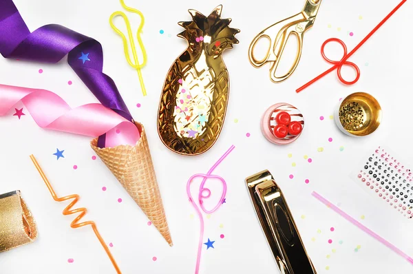 Glamour stili arka plan, düz yatıyordu. Altın ve parti öğeleri: kokteyl tüpler elma, armut, sarmal, dondurma koni, altın kozmetik çantası, altın ananas, Zımba, makas, Yapıştır. Masaüstü. En fazla noktalama.