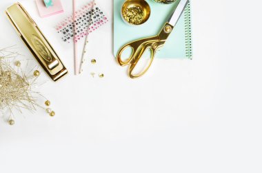 Düz yatıyordu. Beyaz Masaüstü. Başlık web sitesi veya Hero web sitesi, Ürün görünümü tablo altın aksesuarları kadar Mock. kırtasiye malzemeleri. glamour tarzı. Altın zımba