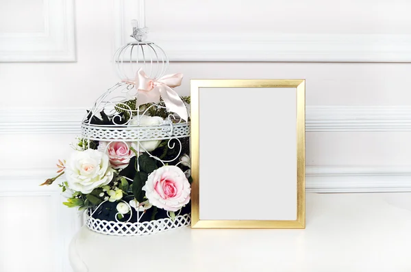 Maqueta de marco de boda. Flores y pared rubor . — Foto de Stock