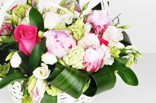 Korb mit Blumen, weißem Hintergrund, Pfingstrosen, Rose, Blumen — Stockfoto