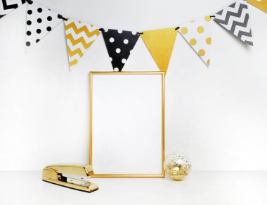 Mockup çerçeve. Altın dekorasyon. Altın Çerçeve ve zımba. Festival bayrak, polka ve chevron kalıpları