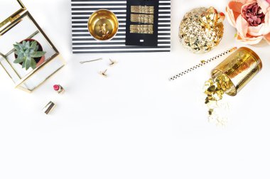 Altın ve siyah. Başlık Web sitesi veya kahraman Web sitesi, Mockup ürün görünümü tablo altın aksesuarları. Düz yatıyordu. Çalışma alanı. Arka plan mock-up. Cam vazo içinde sunulan Peonies