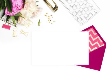 Düğün arka plan. Mock-up fotoğraf veya metin yer senin iş için. Kadın masaüstü, şablon kartı, Peonies ve altın ileti örneği. Altın Polka. Başlık Web sitesi ya da kahraman Web sitesi