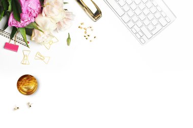 Mockup ürün görünümü tablo altın aksesuarları. Kırtasiye malzemeleri. Glamour tarzı. Düz yatıyordu