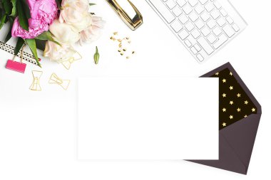 Mockup ürün görünümü tablo altın aksesuarları. Kırtasiye malzemeleri. Glamour tarzı. Zarf ve şablon boş. Başlık Web sitesi veya kahraman Web sitesi. Düz yatıyordu