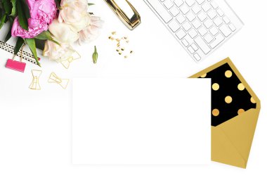 Mockup ürün görünümü tablo altın aksesuarları. Kırtasiye malzemeleri. Glamour tarzı. Zarf ve şablon boş. Başlık Web sitesi veya kahraman Web sitesi. Düz yatıyordu