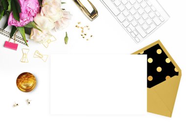 Düğün arka plan. Mock-up fotoğraf veya metin yer senin iş için. Kadın masaüstü, şablon kartı, Peonies ve altın ileti örneği. Altın Polka. Başlık Web sitesi ya da kahraman Web sitesi