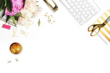 Mockup ürün görünümü tablo altın aksesuarları. Kırtasiye malzemeleri. Glamour tarzı. Altın şerit. Başlık Web sitesi veya kahraman Web sitesi. Düz yatıyordu