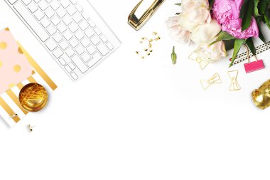 Düz yatıyordu. Masanın üzerine çiçek. Klavye ve Zımba, kırtasiye malzemeleri. Glamour tarzı Tablo görünümü. İş amaçlı aksesuarları. Model arka plan. Peonies