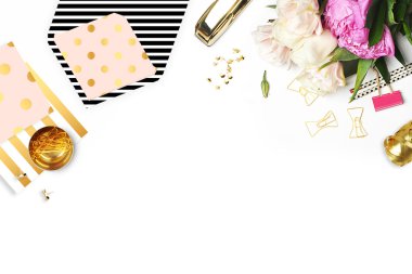 Düğün arka plan. Mock-up fotoğraf veya metin yer senin iş için. Kadın masaüstü, şablon kartı, Peonies ve altın ileti örneği. Altın Polka. Başlık Web sitesi ya da kahraman Web sitesi