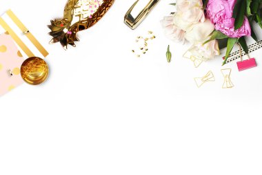 Düz yatıyordu. Masanın üzerine çiçek. Altın ananas, fırça deseni ve altın lekeli model. Tablo görünümü. İş amaçlı aksesuarları. Model arka plan. Peonies, glamour stili.