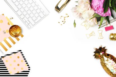 Düz yatıyordu. Masanın üzerine çiçek. Altın ananas, fırça deseni ve altın lekeli model. Tablo görünümü. İş amaçlı aksesuarları. Model arka plan. Peonies, glamour tarzı. Açık zarf. Davet 