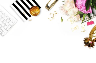 Düz yatıyordu. Masanın üzerine çiçek. Klavye ve zımba. Desenli. Tablo görünümü. İş amaçlı aksesuarları. Model arka plan. Peonies