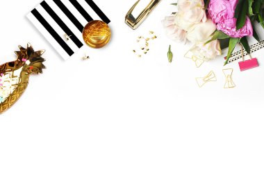 Düz yatıyordu. Masanın üzerine çiçek. Klavye ve zımba. Desenli. Tablo görünümü. İş amaçlı aksesuarları. Model arka plan. Peonies