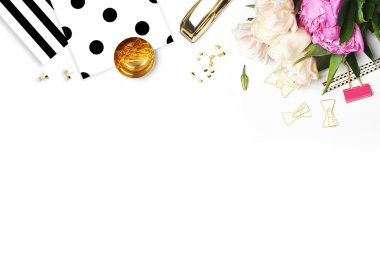 Glamour arka plan. Düz yatıyordu. Masanın üzerine çiçek. Polka noktaları. Tablo görünümü. İş amaçlı aksesuarları. Model arka plan. Peonies