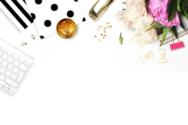 Kadın modern arka plan. Düz yatıyordu. Masanın üzerine çiçek. Klavye ve zımba. Ev İşyeri. Tablo görünümü. İş amaçlı aksesuarları. Model arka plan. Peonies. Glamour stili.