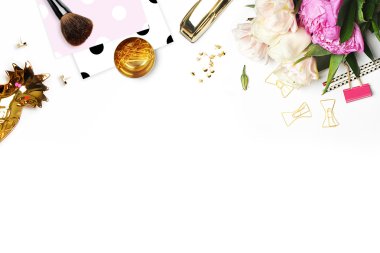 Mockup ürün görünümü tablo kadın aksesuarları. Kırtasiye malzemeleri. Glamour tarzı. Altın zımba. Polka altın. Başlık Web sitesi veya kahraman Web sitesi. Düz yatıyordu